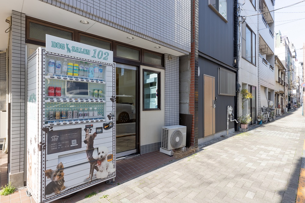 102 dogsalon仕様のシャンプーも購入できる自動販売機が目印！